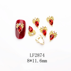 Charmants bijoux d'ongles renne en gemme rouge et bois dorés pour manucure DIY créative