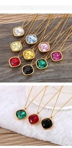 Detail van kleurrijke halskettingen met vierkante edelsteen en gouden ketting