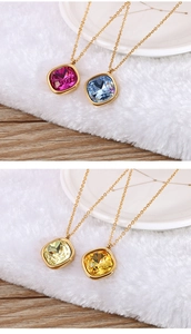 Detail van 15mm vierkante edelsteen hangers in roze en blauw aan een goudkleurige ketting