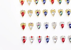 Détail de cristaux en goutte sertis d'or pour le nail art et la création de bijoux DIY