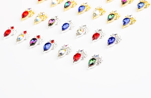 Vue macro de strass colorés en forme de goutte avec montures en alliage pour décoration d'ongles