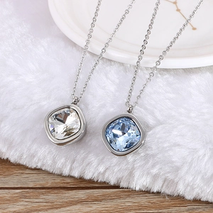 Élégants colliers avec zircon carré de 13 mm en blanc et bleu clair sur chaîne argentée