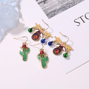 Set di orecchini natalizi con graziose renne e cactus che indossano cappelli rossi festivi