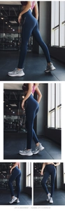Détail d'un pantalon de yoga taille haute avec texture nid d'abeille et logo sur le côté