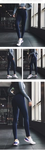 Détail du legging de sport bleu marine à taille haute avec logo blanc et coutures