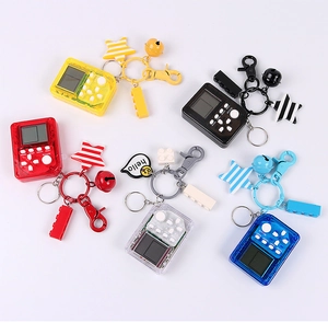 Collezione di mini portachiavi colorati per console di gioco su sfondo bianco pulito