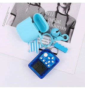 Vista dettagliata del portachiavi mini console Tetris con custodia in silicone blu