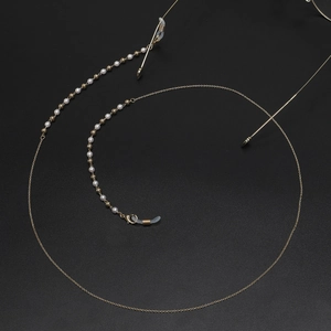 Cordon de lunettes élégant en chaîne dorée avec perles blanches et boucles en silicone