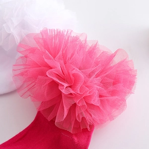 Nahaufnahme der rosa Mädchen-Baumwollsocken mit elegantem großem Netz-Spitzenblumen-Dekor