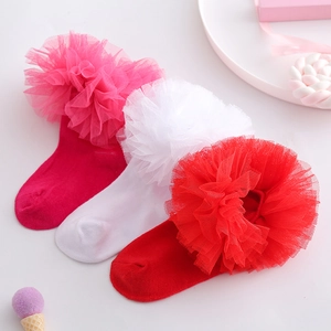 Detailansicht von Babysocken für Mädchen in Rosa, Weiß und Rot mit Tüll-Spitzenbesatz