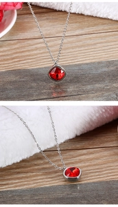 Vue détaillée du pendentif en zircon rouge carré avec sertissage en argent et chaîne