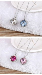 Détail de colliers en zircon carré disponibles en couleurs transparent, bleu, violet et rose