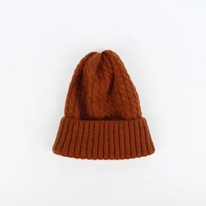 Detailansicht der karamellbraunen Strickmütze mit Zopfmuster und breitem Umschlag