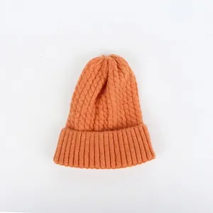 Detailansicht der orangefarbenen Grobstrickmütze mit Rippenmuster und Umschlagrand