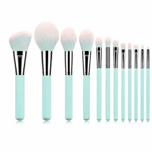 Detalle del juego de 13 brochas de maquillaje verde menta con cerdas rosas y estuche