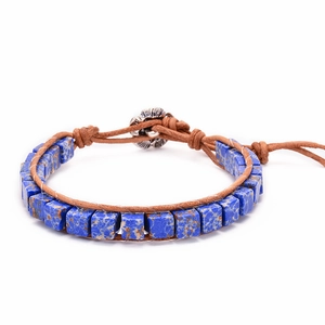 Détail des pierres carrées bleues et cuir tressé avec fermoir bouton fleur en argent
