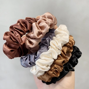 Set di 5 eleganti elastici in raso francese nei colori caffè, beige, grigio, bianco e nero