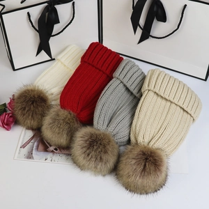 Detaillierte Strickstruktur und flauschige Kunstfellbommel an dicken Wintermützen