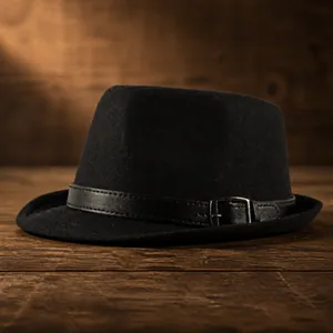 Cappello fedora classico in lana nera con fascia in pelle e fibbia argento su bianco