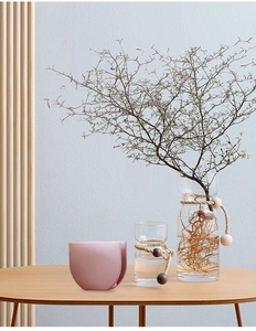 Gros plan du vase en céramique rose en forme de U avec texture mate et style nordique
