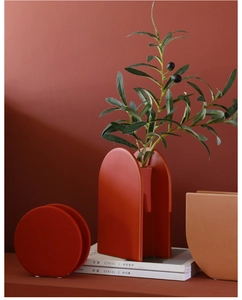 Détail de vases géométriques en céramique avec finition terre cuite mate de style minimaliste