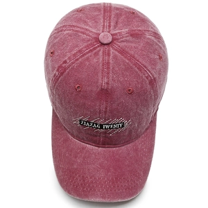 Berretto da baseball in denim bordeaux lavato con ricamo bianco su sfondo bianco