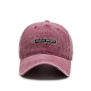Berretto da baseball in denim bordeaux lavato con ricamo a zigzag bianco e logo
