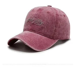 Dettaglio macro del denim lavato e ricamo ZIAZAG TWENTY su cappello stile vintage