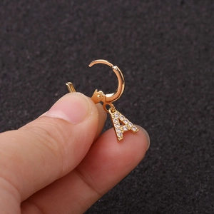 Boucle d'oreille créole dorée avec pendentif lettre A serti de zircons