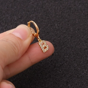 Boucle d'oreille lettre B dorée avec oxydes de zirconium étincelants