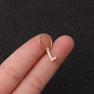 Détail de la boucle d'oreille en acier doré avec pendentif lettre L serti de zircons