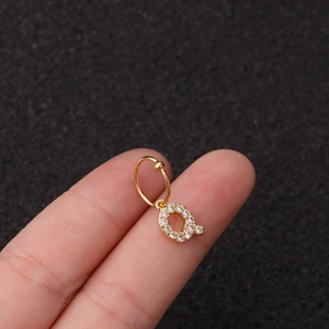 Vue rapprochée du pendentif lettre Q doré orné de zircons scintillants