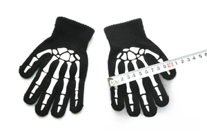 Detailed view of kids skull knit gloves with measuring tape showing 10cm width