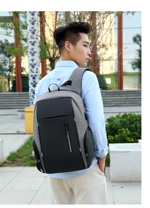 Dettaglio dello zaino business grigio e nero con porta di ricarica USB esterna