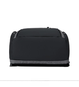 Dettaglio del fondo nero resistente e del tessuto a rete traspirante dello zaino porta PC