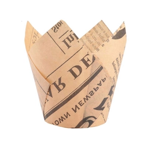 Detail von fettbeständigen Tulpen-Cupcake-Förmchen aus Kraftpapier mit Zeitungsdruck
