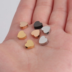 Perles en forme de cœur en acier inoxydable poli en or, or rose, argent et noir pour DIY