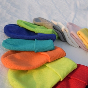 Detailansicht bunter gerippter Strickmützen für Kinder in vielen leuchtenden Farben