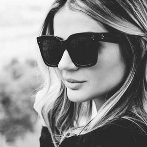 Klassische quadratische Sonnenbrille aus schwarzem Acetat mit dreifachen Nieten