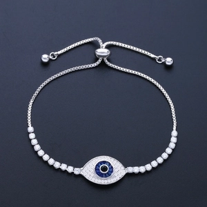 Detalle macro de pulsera Ojo Turco de plata con cristales azules y circonitas blancas