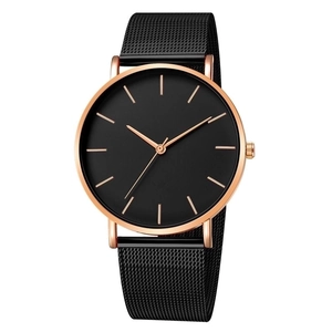Primer plano de reloj de cuarzo minimalista con esfera negra y correa de malla