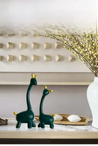 Detailansicht moderner Keramik Giraffen-Figuren in Dunkelgrün mit eleganten Goldakzenten