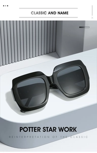 Gros plan de lunettes de soleil carrées noires sur un support géométrique minimaliste