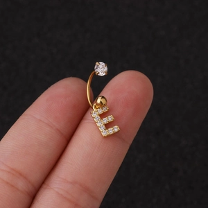 Piercing de nombril doré en acier inoxydable avec pendentif lettre E en zircon brillant