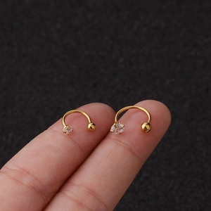 Boucle d'oreille cartilage en forme de C en acier doré avec zircon et boule vissée