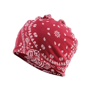 Vue détaillée d'un bonnet rouge avec motif Paisley classique imprimé en blanc