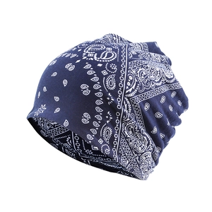 Vue détaillée du motif cachemire bleu foncé sur un bonnet en maille avec imprimé blanc