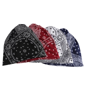 Vue détaillée de bonnets à motif cachemire en noir, rouge, blanc et bleu foncé