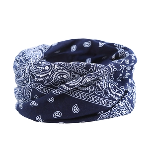 Détail du motif cachemire bleu marine sur le cache-cou élastique et bandeau d'hiver