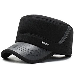 Détail du bonnet cadet en laine avec visière en similicuir et emblème sport argenté